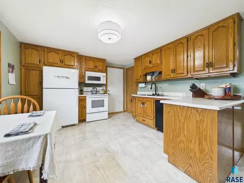 Kitchen - 3912 E Claudette Dr, Sioux Falls, SD 57103 photo 5 of 5
