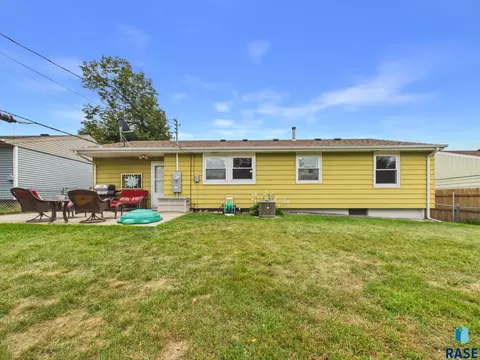 Exterior - 3912 E Claudette Dr, Sioux Falls, SD 57103 photo 2 of 6