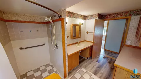 Bath - 750 Dakota St, Toronto, SD 57268 photo 2 of 3