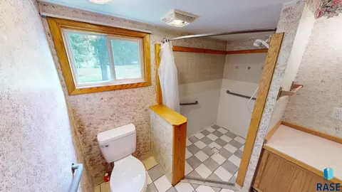 Bath - 750 Dakota St, Toronto, SD 57268 photo 3 of 3