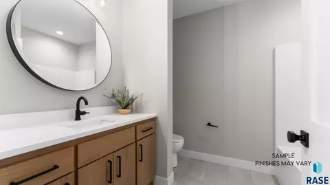 Bath - 5600 E Saddle Ridge Cir, Sioux Falls, SD 57110 photo 2 of 3