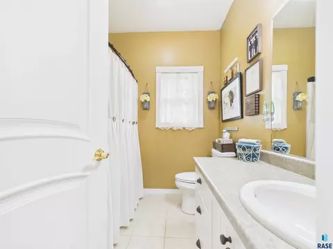 Bath - 23449 451 Ave, Madison, SD 57042 photo 2 of 4