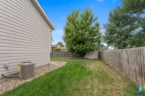 Exterior - 5609 S Cain Ave S, Sioux Falls, SD 57106 photo 2 of 8