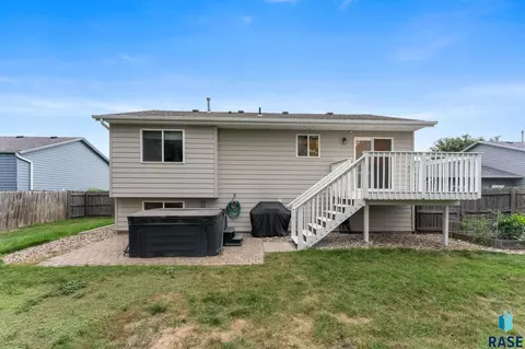 Exterior - 5609 S Cain Ave S, Sioux Falls, SD 57106 photo 4 of 8