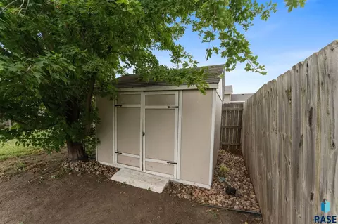 Exterior - 5609 S Cain Ave S, Sioux Falls, SD 57106 photo 5 of 8