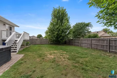 Exterior - 5609 S Cain Ave S, Sioux Falls, SD 57106 photo 7 of 8