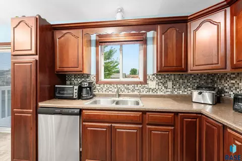 Kitchen - 5609 S Cain Ave S, Sioux Falls, SD 57106 photo 3 of 4