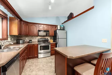 Kitchen - 5609 S Cain Ave S, Sioux Falls, SD 57106 photo 4 of 4
