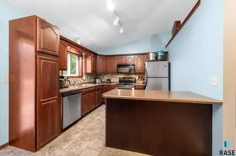 Kitchen - 5609 S Cain Ave S, Sioux Falls, SD 57106 photo 1 of 4