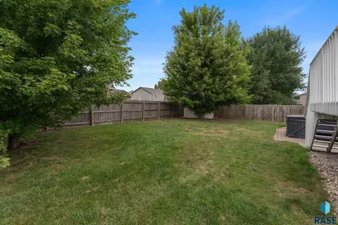 Exterior - 5609 S Cain Ave S, Sioux Falls, SD 57106 photo 8 of 8