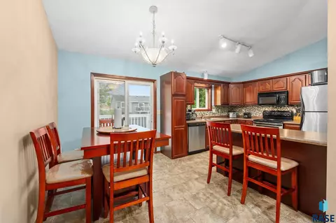 Dining - 5609 S Cain Ave S, Sioux Falls, SD 57106 photo 1 of 3