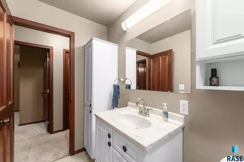 Bath - 5609 S Cain Ave S, Sioux Falls, SD 57106 photo 1 of 3