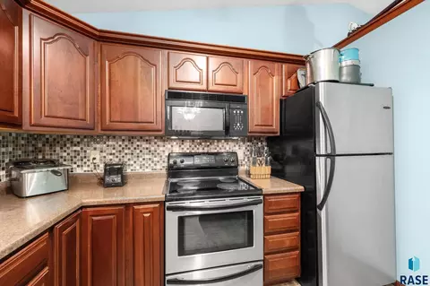 Kitchen - 5609 S Cain Ave S, Sioux Falls, SD 57106 photo 2 of 4