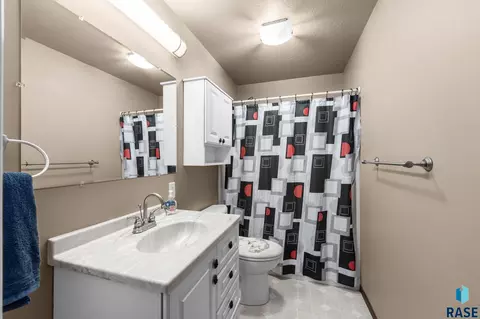 Bath - 5609 S Cain Ave S, Sioux Falls, SD 57106 photo 2 of 3
