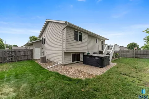 Exterior - 5609 S Cain Ave S, Sioux Falls, SD 57106 photo 6 of 8