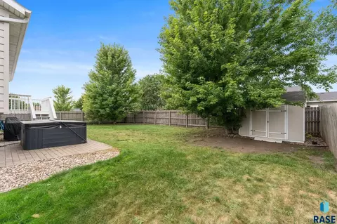 Exterior - 5609 S Cain Ave S, Sioux Falls, SD 57106 photo 3 of 8