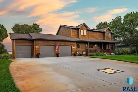 Exterior - 2817 Dailey Dr, Mitchell, SD 57301 photo 9 of 9