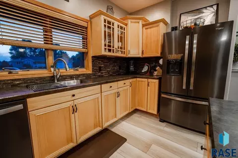 Kitchen - 2817 Dailey Dr, Mitchell, SD 57301 photo 3 of 4