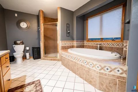 Bath - 2817 Dailey Dr, Mitchell, SD 57301 photo 4 of 6