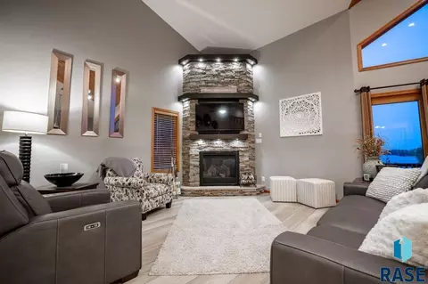 Living - 2817 Dailey Dr, Mitchell, SD 57301 photo 2 of 4