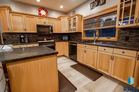 Kitchen - 2817 Dailey Dr, Mitchell, SD 57301 photo 4 of 4