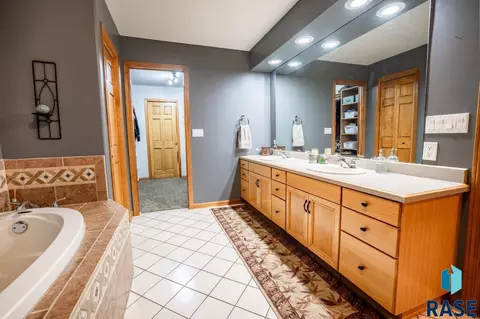 Bath - 2817 Dailey Dr, Mitchell, SD 57301 photo 5 of 6