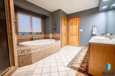 Bath - 2817 Dailey Dr, Mitchell, SD 57301 photo 3 of 6