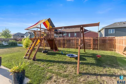 Exterior - 7104 E 38th St, Sioux Falls, SD 57110 photo 5 of 13
