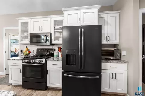 Kitchen - 7104 E 38th St, Sioux Falls, SD 57110 photo 2 of 7