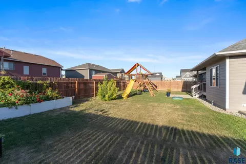 Exterior - 7104 E 38th St, Sioux Falls, SD 57110 photo 11 of 13