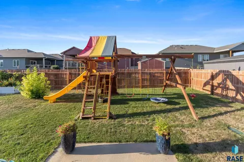 Exterior - 7104 E 38th St, Sioux Falls, SD 57110 photo 4 of 13