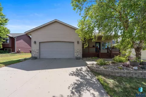 Exterior - 105 E Switch Grass Trl, Brandon, SD 57005 photo 2 of 9