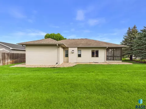 Exterior - 815 S Park Lane St, Canton, SD 57013 photo 2 of 3
