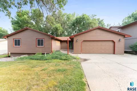 Exterior - 3305 E 33rd St, Sioux Falls, SD 57103 photo 17 of 18