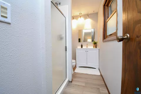 Bath - 3305 E 33rd St, Sioux Falls, SD 57103 photo 3 of 4