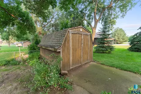 Exterior - 3305 E 33rd St, Sioux Falls, SD 57103 photo 11 of 18