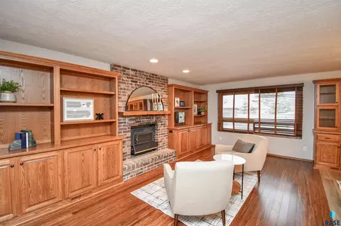 Living - 3305 E 33rd St, Sioux Falls, SD 57103 photo 2 of 11
