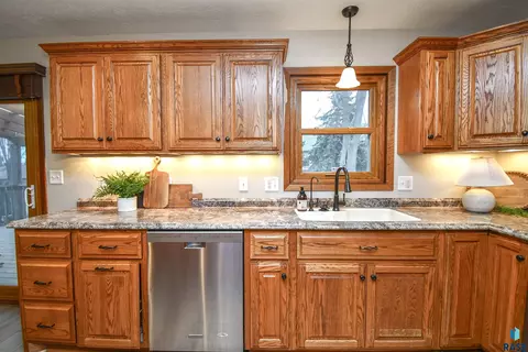 Kitchen - 3305 E 33rd St, Sioux Falls, SD 57103 photo 7 of 10