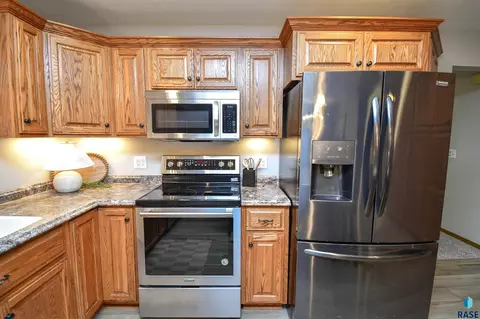 Kitchen - 3305 E 33rd St, Sioux Falls, SD 57103 photo 8 of 10