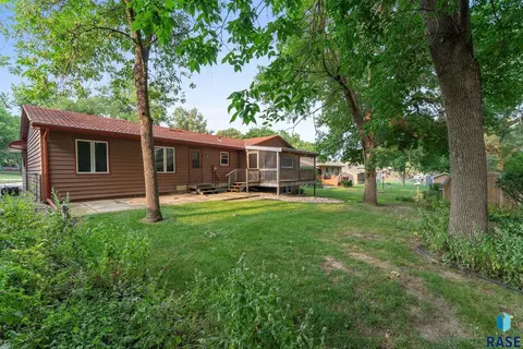 Exterior - 3305 E 33rd St, Sioux Falls, SD 57103 photo 8 of 18
