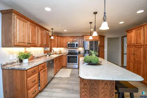 Kitchen - 3305 E 33rd St, Sioux Falls, SD 57103 photo 5 of 10