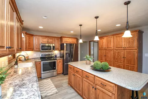 Kitchen - 3305 E 33rd St, Sioux Falls, SD 57103 photo 6 of 10