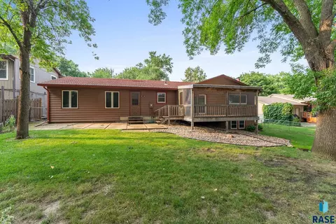 Exterior - 3305 E 33rd St, Sioux Falls, SD 57103 photo 10 of 18