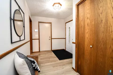Entry Way - 3305 E 33rd St, Sioux Falls, SD 57103 photo 2 of 2