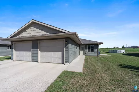Exterior - 528 Prairie Ave, Baltic, SD 57003 photo 1 of 3