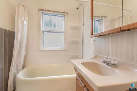 Bath - 200 E 5th St, Marion, SD 57043 photo 1 of 4