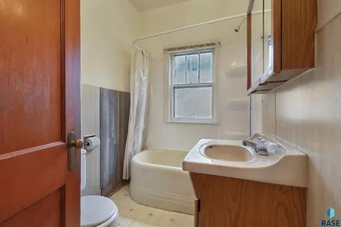 Bath - 200 E 5th St, Marion, SD 57043 photo 2 of 4