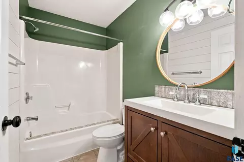 Bath - 917 E Heatherwood Dr, Brandon, SD 57005 photo 2 of 4
