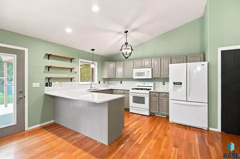 Kitchen - 917 E Heatherwood Dr, Brandon, SD 57005 photo 1 of 2