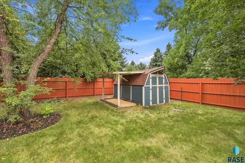 Exterior - 917 E Heatherwood Dr, Brandon, SD 57005 photo 5 of 7